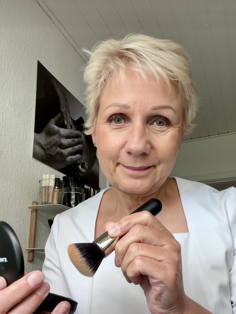 Bettina Cederberg lægger makeup