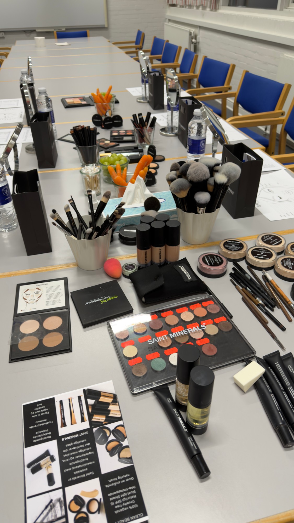 Bord dækket til makeup-workshop med Saint Minerals-produkter og børster