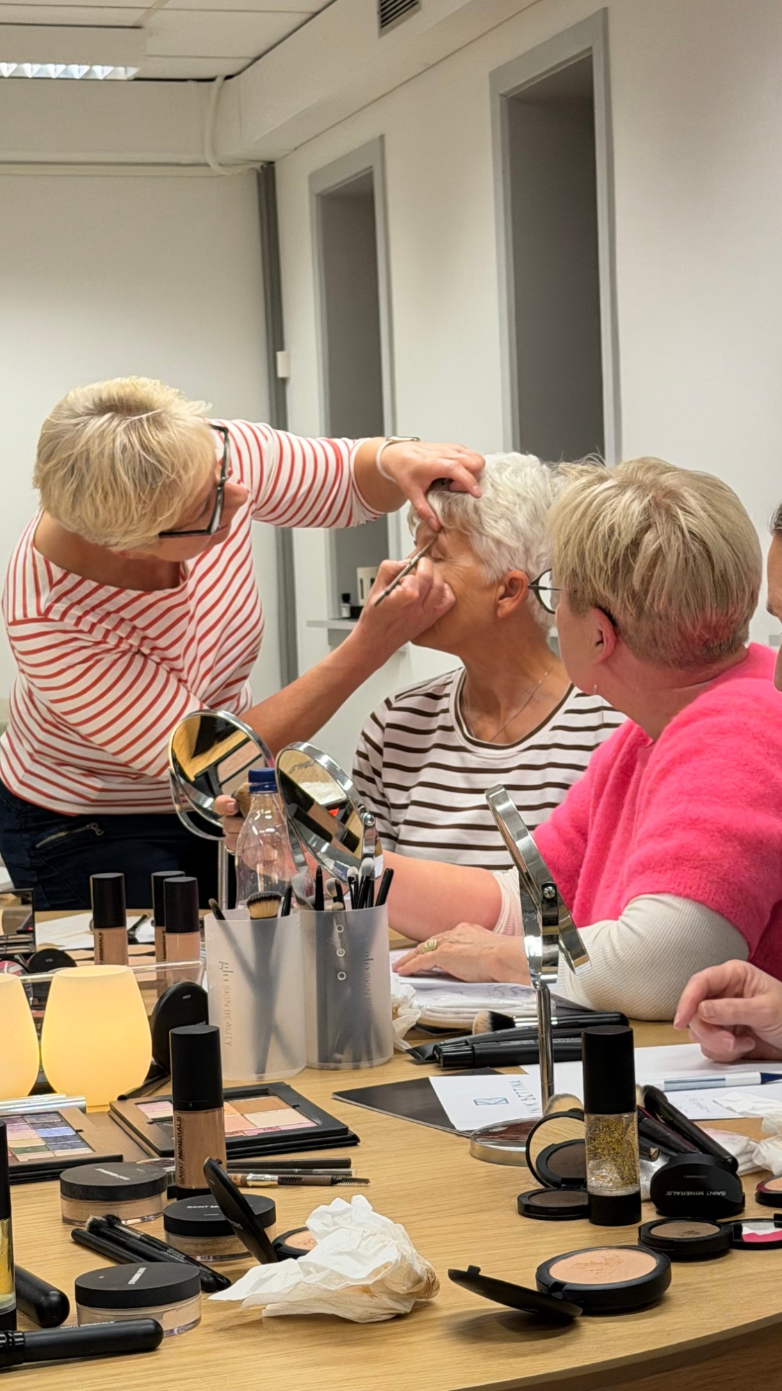 Bettina Cederberg underviser en gruppe kvinder i makeup