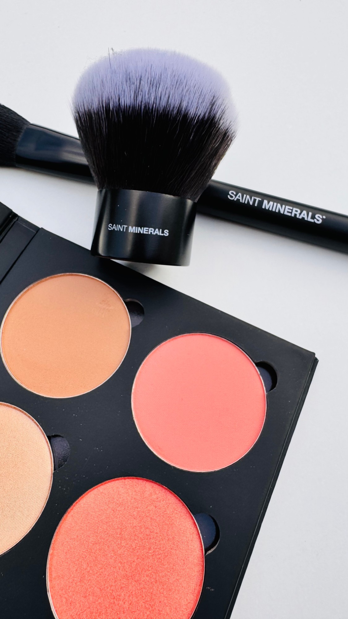Saint Minerals kabukibørste og palet med blush